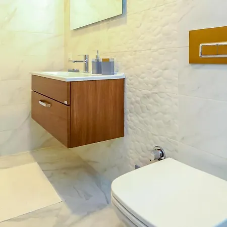 Business-Friendly Residence With Pool In Fikirtepe Istanbul